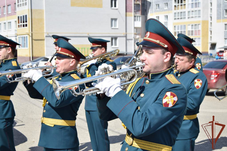 В Нижегородской области росгвардейцы присоединились к акции «Парад у дома ветерана» (видео)