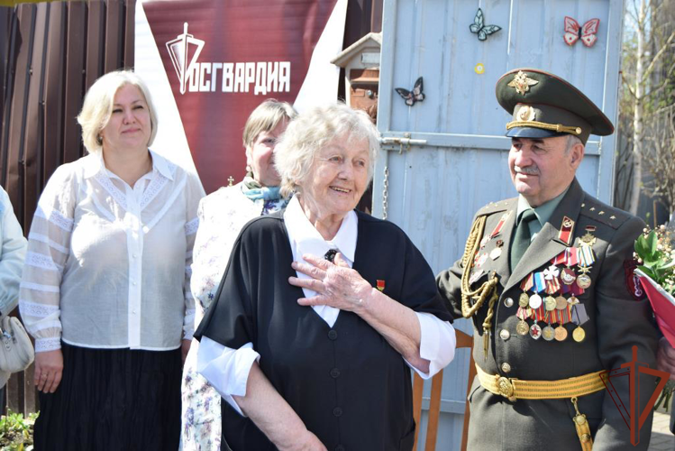 В Нижегородской области росгвардейцы присоединились к акции «Парад у дома ветерана» (видео)