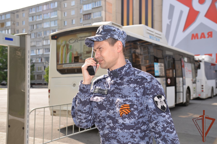 Росгвардия обеспечила безопасность торжеств, посвященных 81-й годовщине Великой Победы на Урале