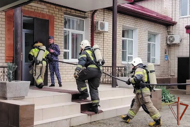На Ставрополье росгвардейцы и сотрудники МЧС провели совместные пожарно-тактические занятия