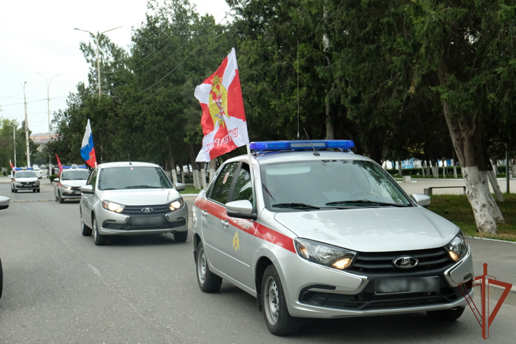 В Дагестане росгвардейцы провели автопробег ко Дню Победы и юбилею ведомства