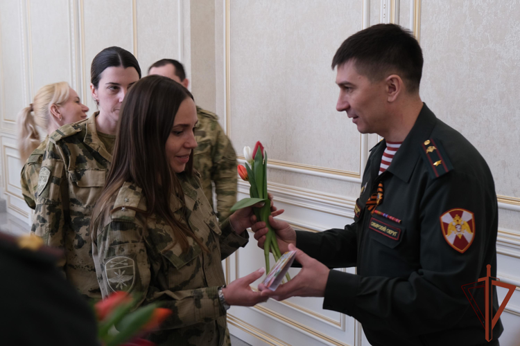 Командующий Сибирским округом Росгвардии вручил ведомственные награды отличившимся женщинам-военнослужащим и сотрудницам