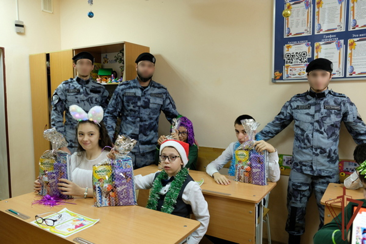 В Северо-Кавказском округе Росгвардии продолжается акция «Дед Мороз специального назначения»