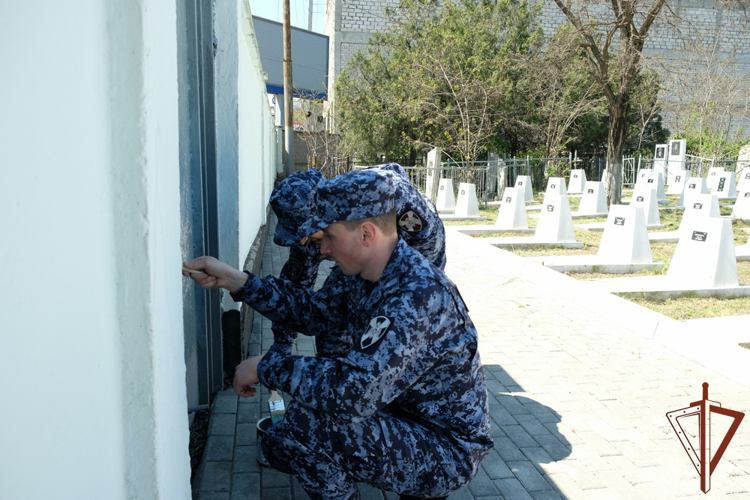 В Дагестане росгвардейцы приняли участие в международном субботнике по благоустройству памятных мест