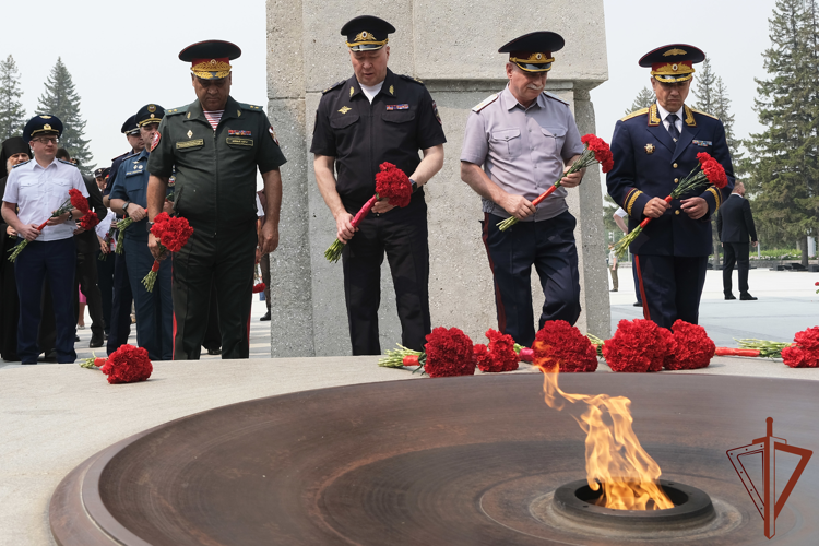 Военнослужащие и сотрудники Сибирского ордена Жукова округа Росгвардии стали участниками торжественных и памятных мероприятий, посвящённых Дню памяти и скорби