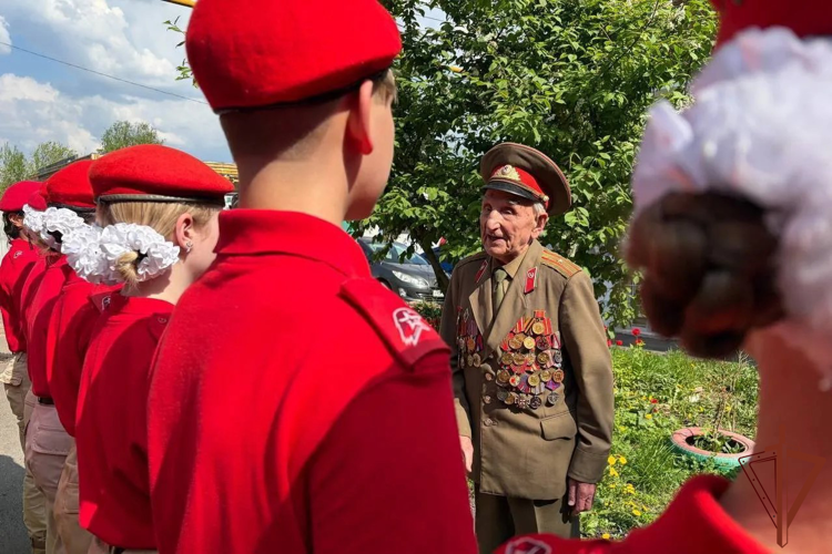 В Самаре росгвардейцы провели парад у дома ветерана войск правопорядка и Великой Отечественной войны (видео)