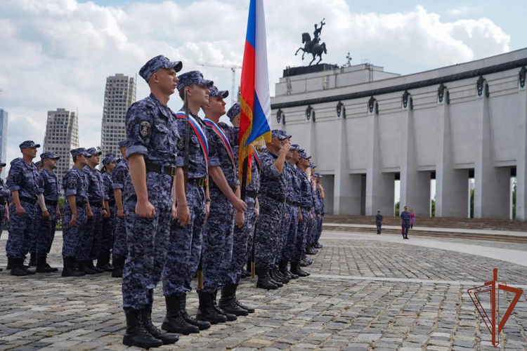 В Москве прошёл выпуск сотрудников вневедомственной охраны Росгвардии (видео)