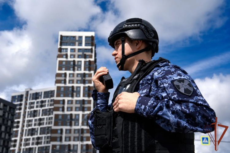Сотрудники Росгвардии задержали мужчину с наркотиками в Москве (видео)