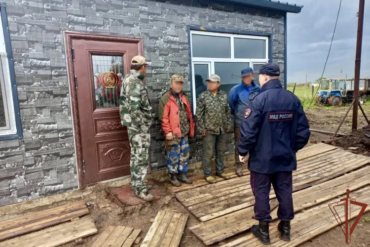 В Еврейской автономии сотрудники Росгвардии оказали силовую поддержку в ходе операции «Нелегал – 2026»