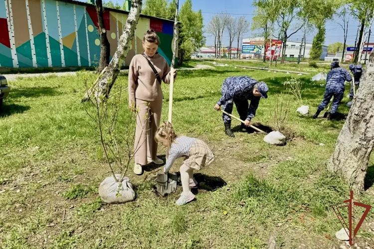 На Дальнем Востоке росгвардейцы приняли участие в высадке деревьев в городских парках