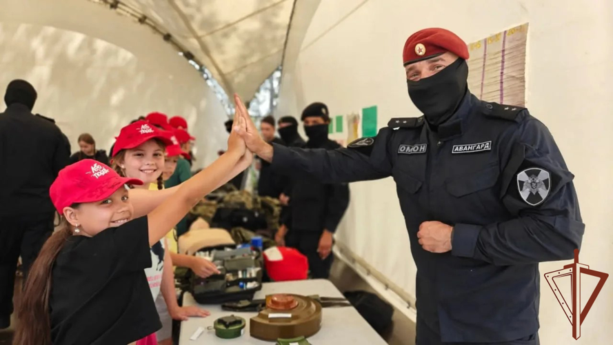 Цикл занятий со школьниками в рамках ведомственной акции «Каникулы с Росгвардией» завершился в Москве (видео)