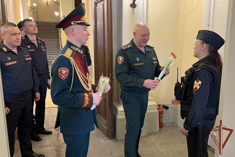 Офицеры Северо-Западного округа Росгвардии поздравили сотрудниц уникального батальона, охраняющих Эрмитаж