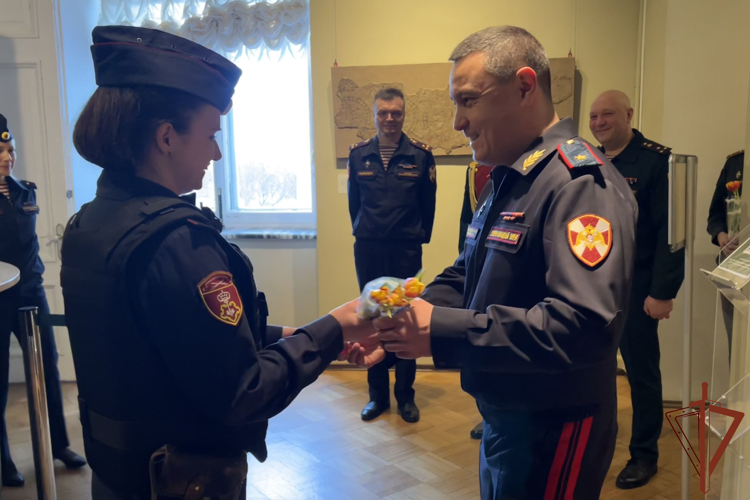 Офицеры Северо-Западного округа Росгвардии поздравили сотрудниц уникального батальона, охраняющих Эрмитаж