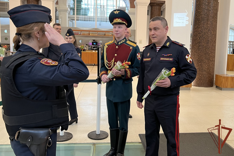 Офицеры Северо-Западного округа Росгвардии поздравили сотрудниц уникального батальона, охраняющих Эрмитаж