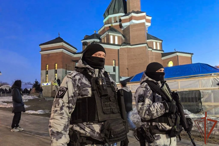 Военнослужащие и сотрудники Росгвардии обеспечили безопасность граждан во время празднования религиозного праздника Ураза-Байрам в Москве (видео)