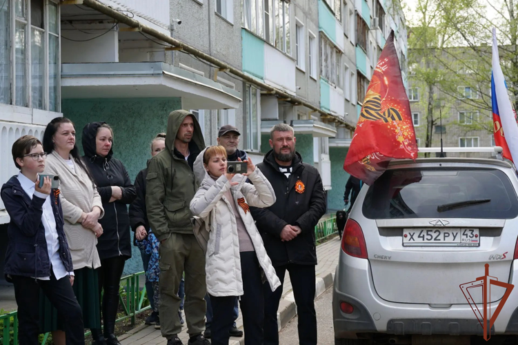 Росгвардейцы присоединились к всероссийской акции «Концерт у дома ветерана» в Кирове (видео)