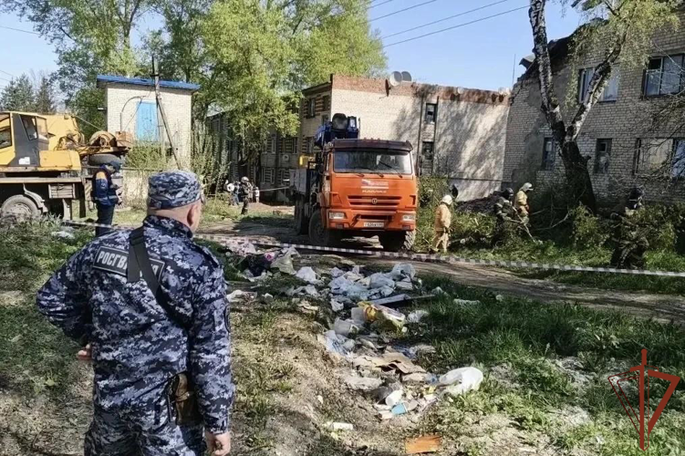 Сотрудники Росгвардии оказали помощь в эвакуации жильцов частично обрушившегося общежития в Калужской области