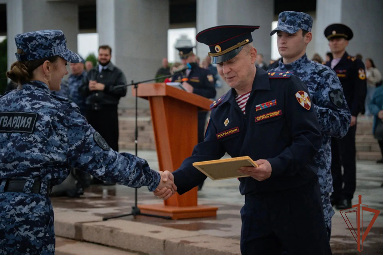 Тожественный выпуск слушателей Центра подготовки сотрудников вневедомственной охраны Росгвардии состоялся на Поклонной горе (видео)