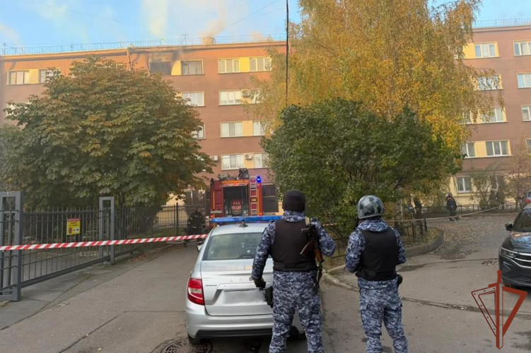 В Санкт-Петербурге росгвардейцы эвакуировали жильцов дома, в котором произошел взрыв бытового газового баллона (видео)