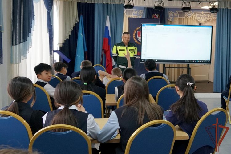 Познавательные занятия провели росгвардейцы для детей из дальневосточных регионов