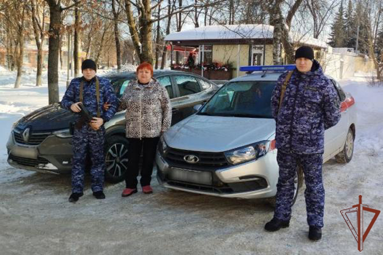 Росгвардейцы продолжают оказывать помощь автомобилистам, попавшим в затруднительную ситуацию из-за непогоды в Центральной России (видео)