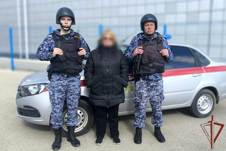 Росгвардейцы помогли вернуться домой потерявшей память женщине в Крыму