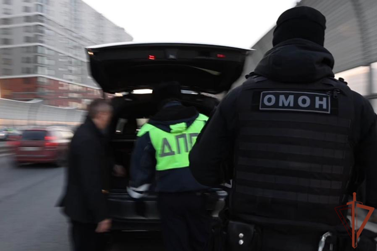 В Санкт-Петербурге ОМОН Росгвардии оказал содействие в проведении рейда по проверке соблюдения миграционного законодательства и ПДД