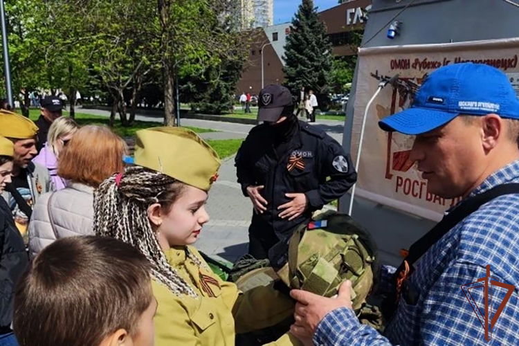 Спецподразделения Росгвардии в регионах Сибири провели патриотические мероприятия для школьников