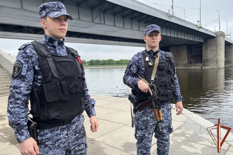 В Санкт-Петербурге сотрудник Росгвардии спас тонущего в Неве мужчину, прыгнув за ним в ледяную воду (ВИДЕО)