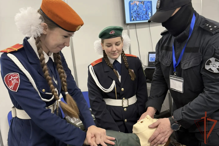 Спецназ Росгвардии познакомил гостей Всероссийского конгресса коллекционеров с навыками тактической медицины в Кузбассе