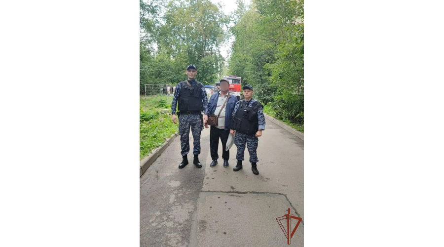 В Санкт-Петербурге росгвардейцы оказали содействие спасателям в эвакуации жильцов из горящего дома