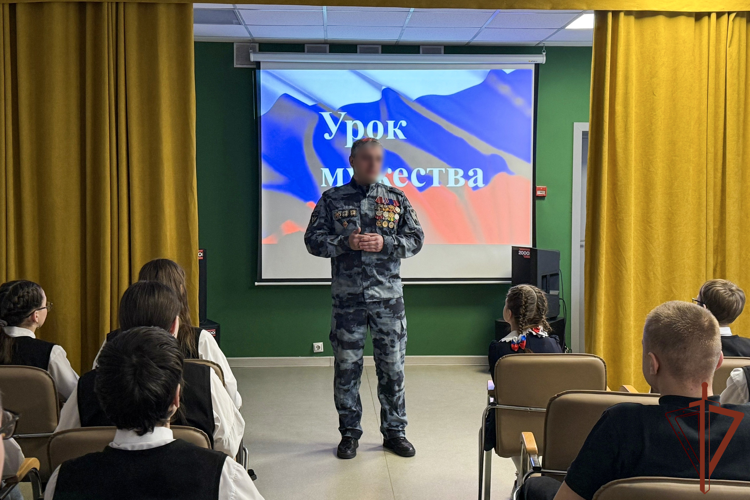В регионах Сибири росгвардейцы провели встречи со школьниками в честь юбилейных дат войск правопорядка