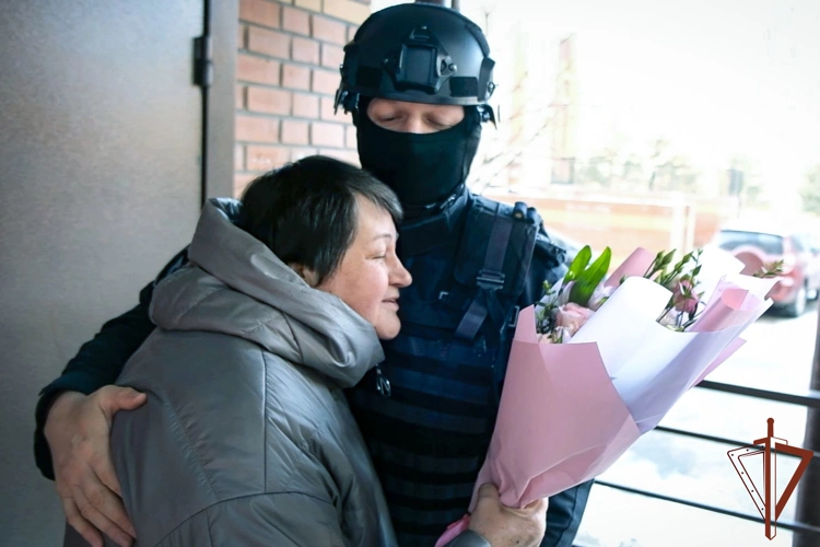 В преддверии Международного женского дня росгвардейцы в Сибири навестили матерей и вдов погибших товарищей