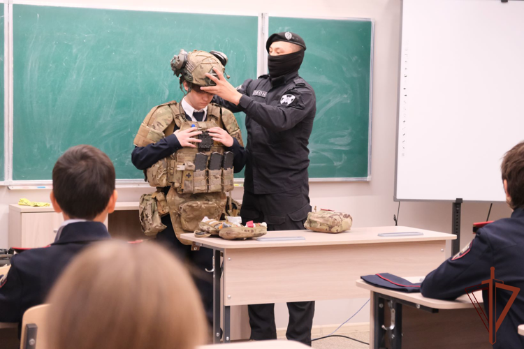 Росгвардейцы провели профориентационные встречи со школьниками и студентами в регионах Сибири