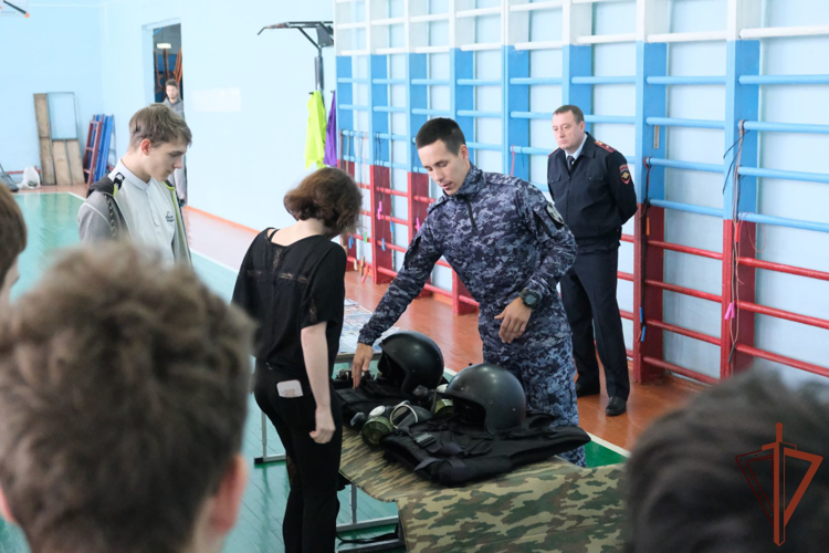 Росгвардейцы провели профориентационные встречи со школьниками и студентами в регионах Сибири