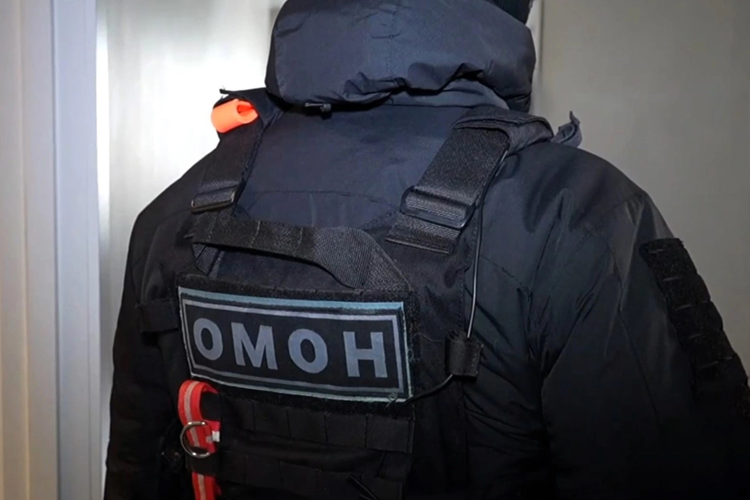 При силовой поддержке ОМОН Росгвардии в Кузбассе задержан подозреваемый в присвоении бюджетных средств (видео)