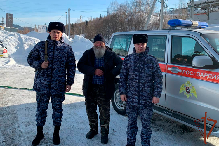 Росгвардейцы оказали помощь пожилому автомобилисту на железнодорожном переезде в Кузбассе
