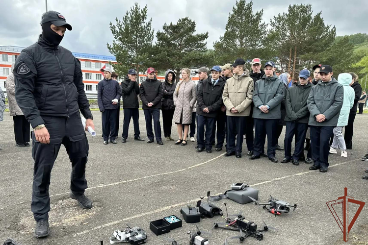 Спецподразделения Росгвардии в регионах Сибири провели патриотические мероприятия для школьников