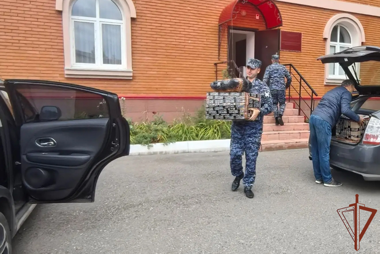 Росгвардейцы помогли волонтерам из Кузбасса подготовить к отправке гуманитарную помощь для бойцов СВО