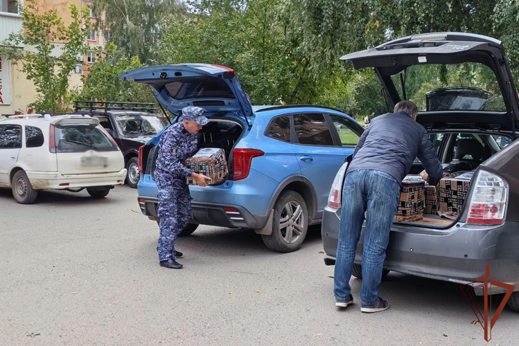 Росгвардейцы помогли волонтерам из Кузбасса подготовить к отправке гуманитарную помощь для бойцов СВО