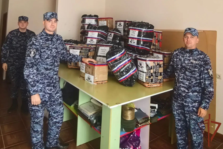 Росгвардейцы помогли волонтерам из Кузбасса подготовить к отправке гуманитарную помощь для бойцов СВО