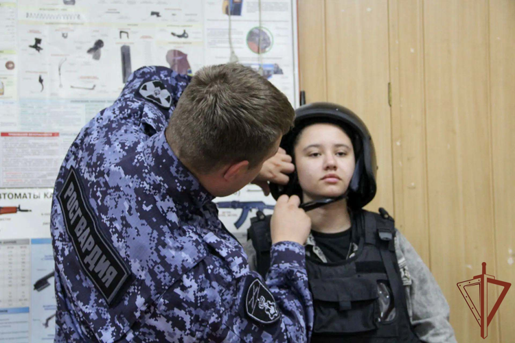 Дети из регионов Сибири познакомились со службой Росгвардии в рамках ведомственной акции