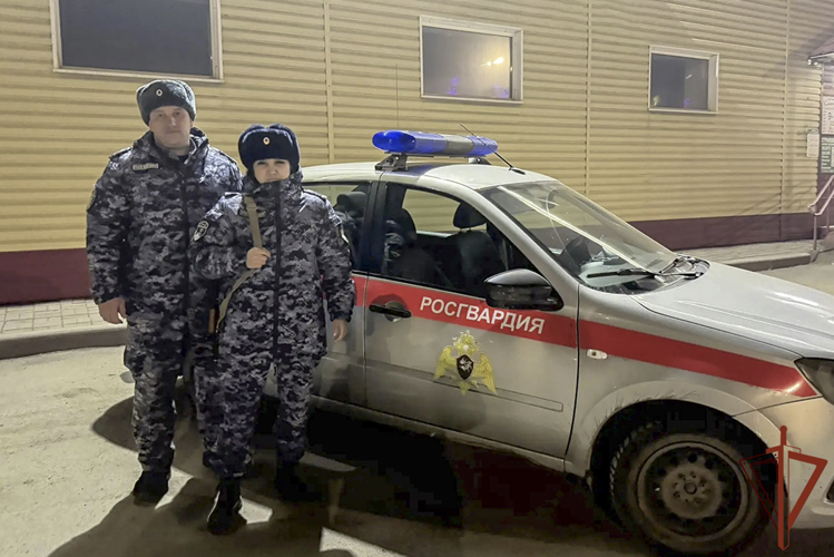 В Кузбассе росгвардейцы предотвратили падение ребенка из окна многоквартирного дома