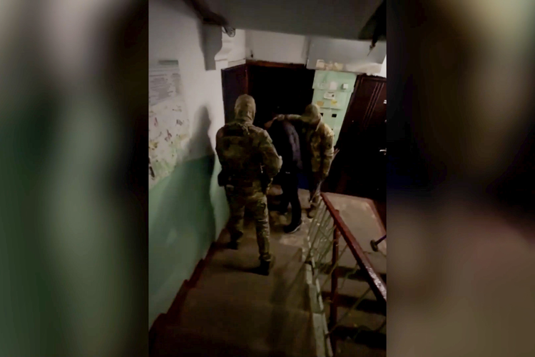 При силовой поддержке спецназа Росгвардии в Кузбассе задержаны подозреваемые в разбойных нападениях (видео)