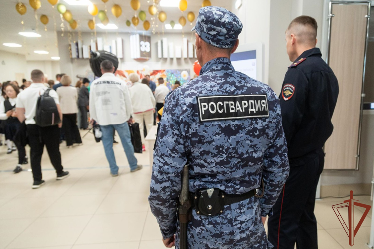 Росгвардия обеспечила безопасность граждан во время празднования Дня знаний в регионах Сибири