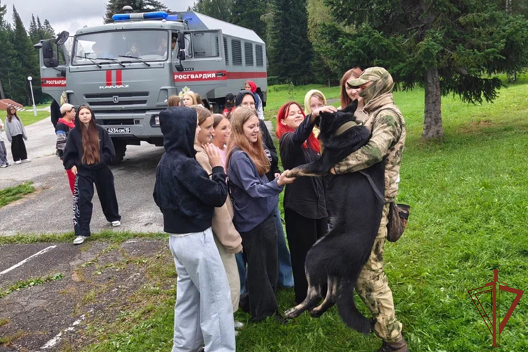 В Сибирском округе Росгвардии прошли мероприятия ко Дню Государственного флага России