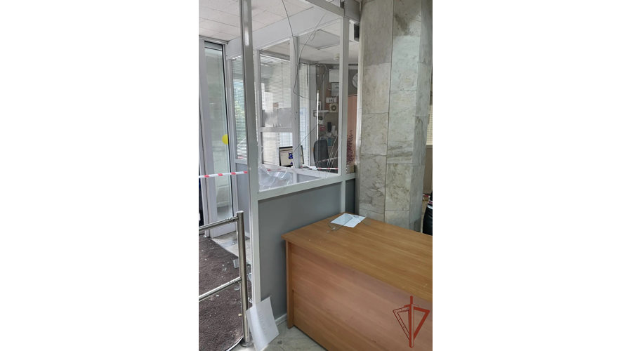 В Санкт-Петербурге росгвардейцы задержали правонарушителя, повредившего имущество районной администрации