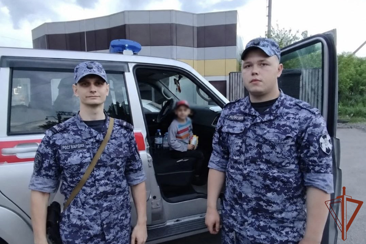 В Кузбассе росгвардейцы разыскали пропавшего ребенка и помогли ему вернуться домой