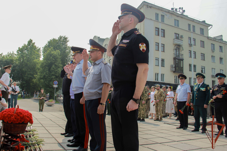 Военнослужащие и сотрудники Сибирского ордена Жукова округа Росгвардии стали участниками торжественных и памятных мероприятий, посвящённых Дню памяти и скорби