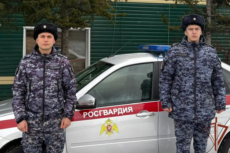 Росгвардейцы в Кузбассе пришли на помощь мужчине в бессознательном состоянии